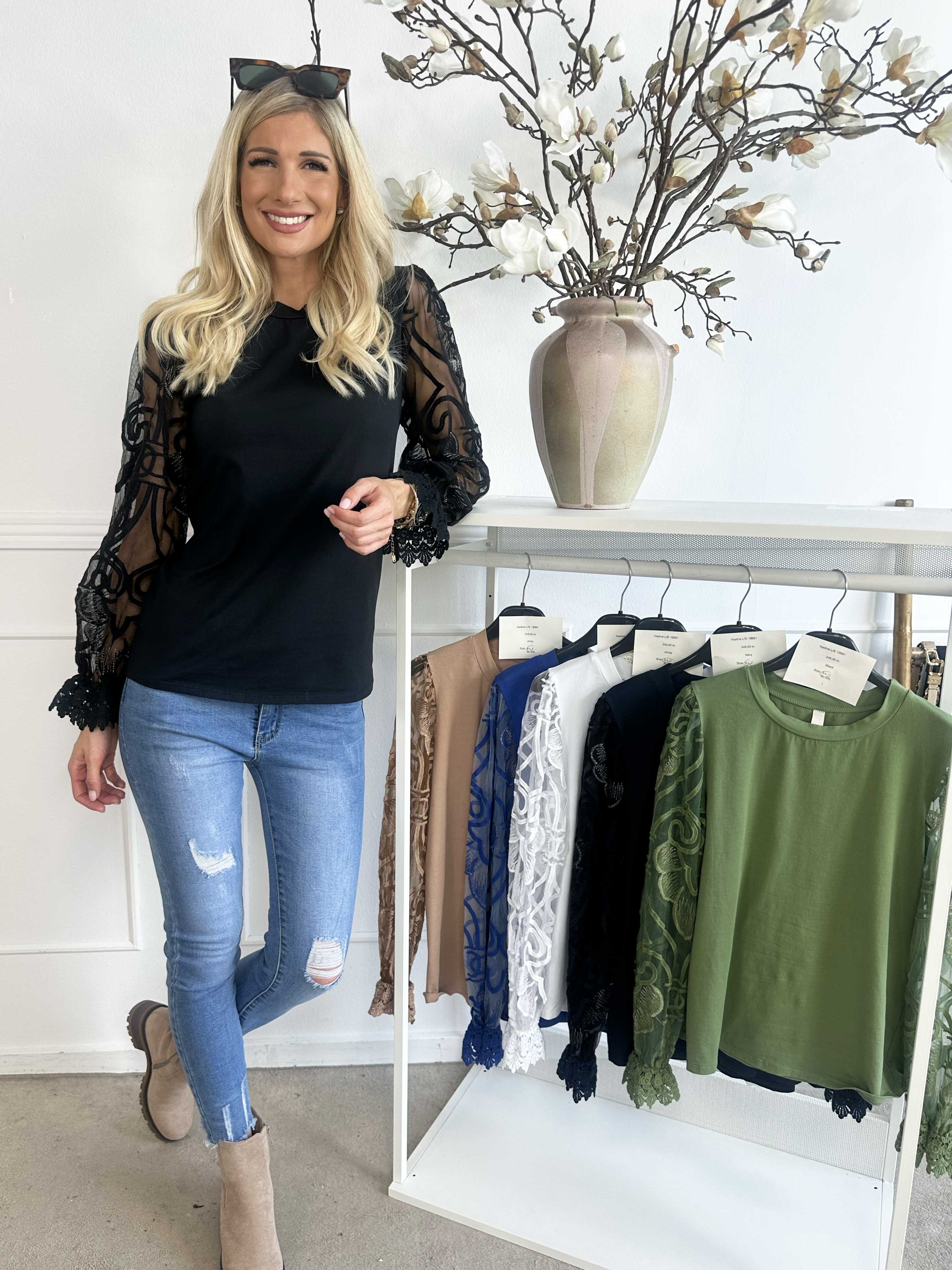 Nadine L/S - Sød bluse med blondeærmer